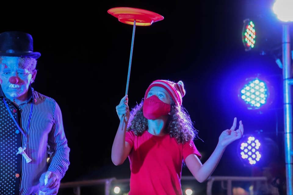 Projeto Arte no Entardecer é marcado por shows musicais e apresentações circenses