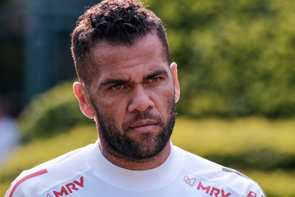 Após acusação de estupro, Daniel Alves volta atrás em declaração inicial e alega sexo consensual