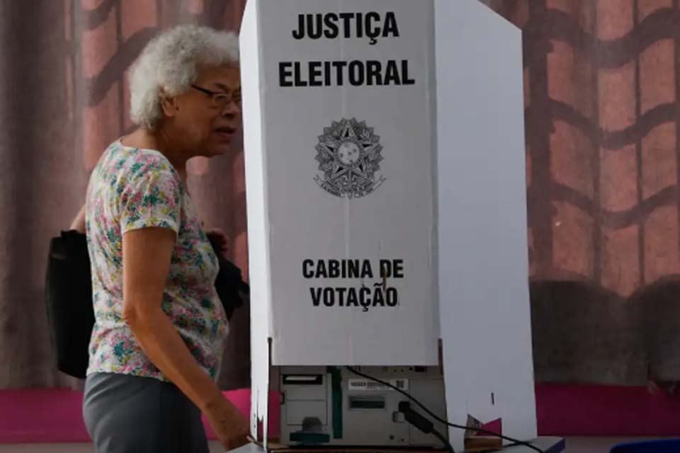 Eleições são encerradas em todo o país; começa apuração dos votos