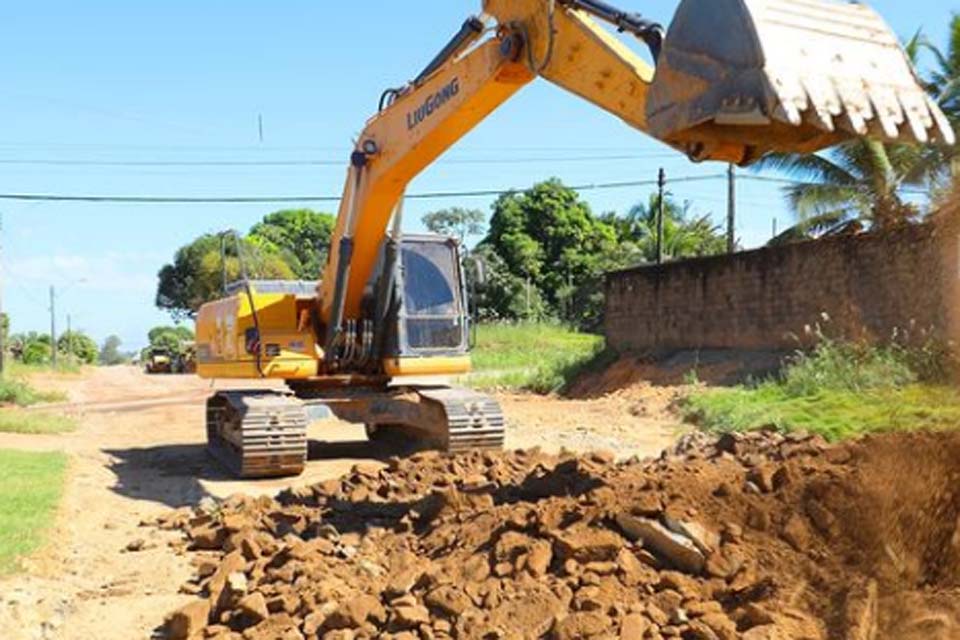 Semosp de Ji-Paraná realiza serviço de pavimentação em diversas vias do bairro São Pedro