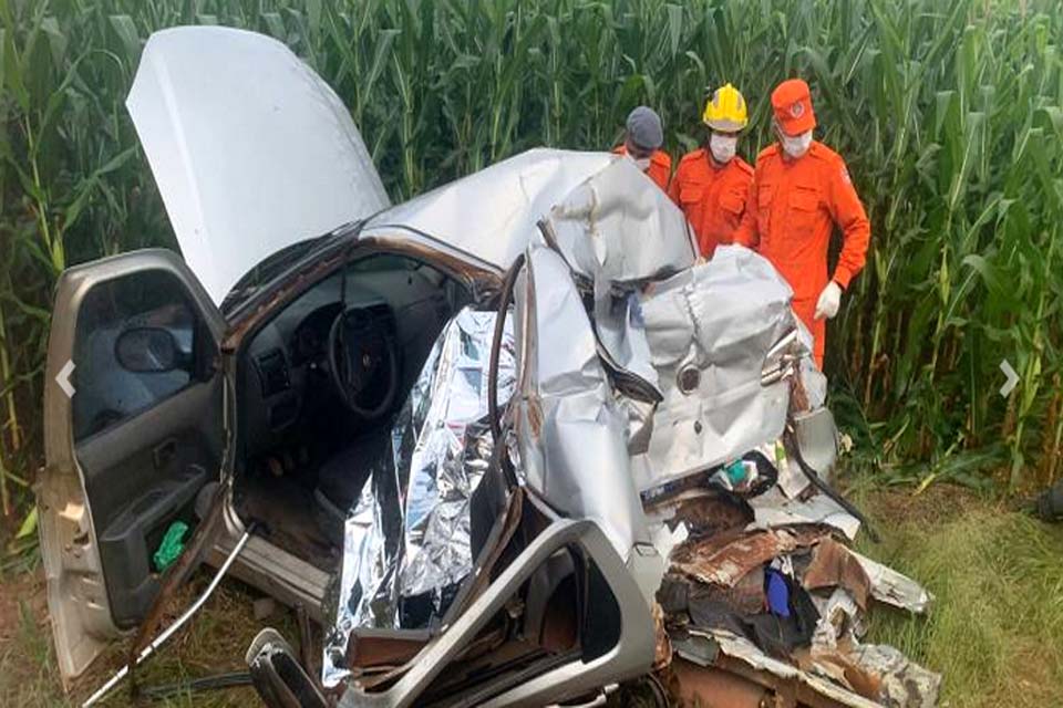  Duas mulheres morrem em acidente entre carro e carreta na BR-435