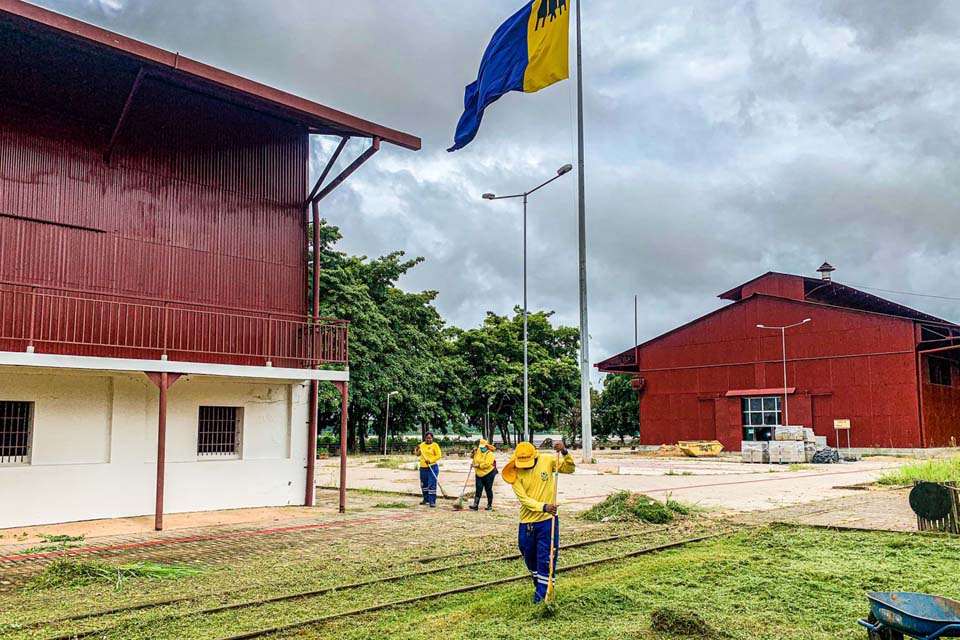 Prefeitura de Porto Velho executa serviços de limpeza em diferentes regiões da capital