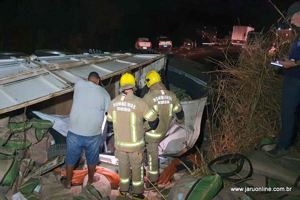 Veículo com duas mulheres é esmagado por carreta em acidente na BR 364