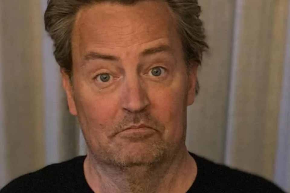 Cinco indiciados pela morte de Matthew Perry: Diretor de Hollywood entre os acusados