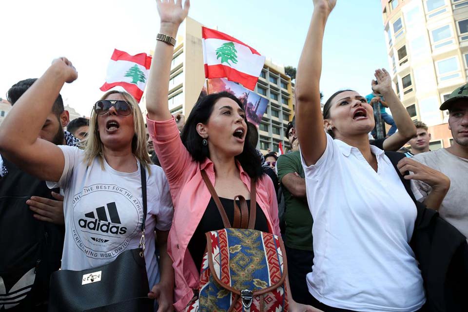 Polícia entra em confronto com manifestantes em Beirute