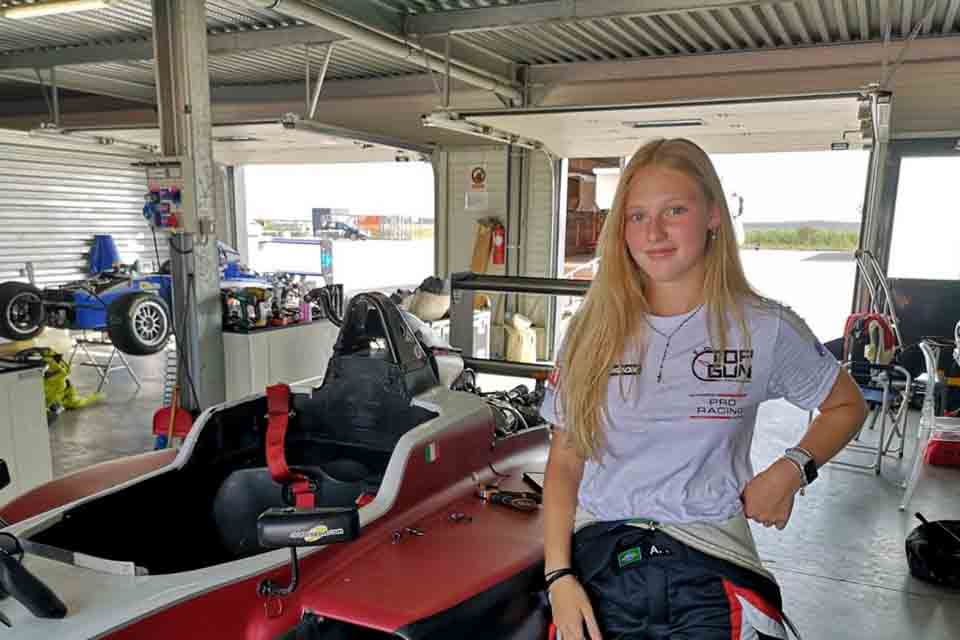 Aos 15 anos, única garota na F4 brasileira mira carreira nas pistas