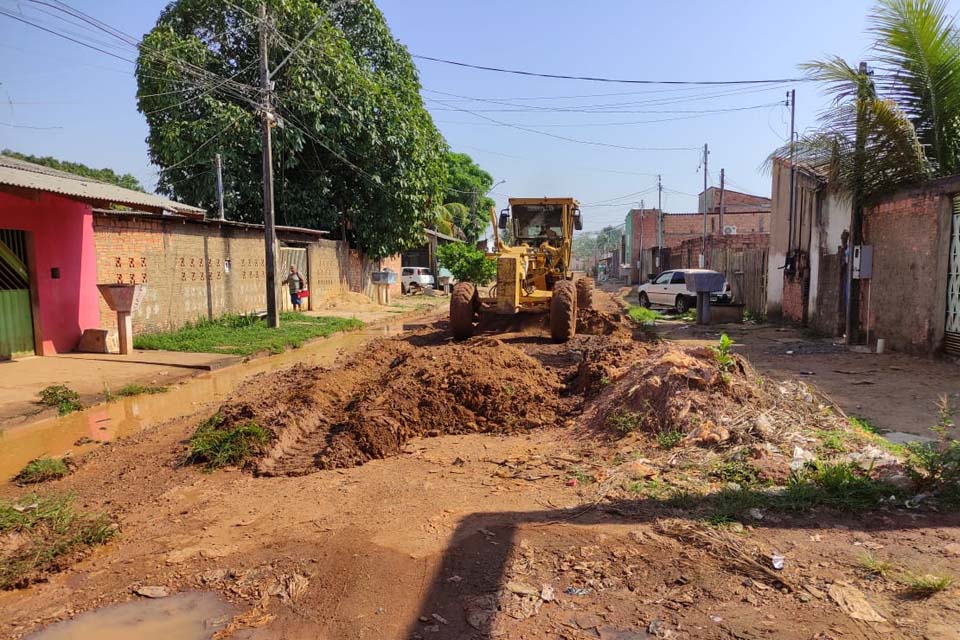 Ruas do bairro Jardim Santana em Porto Velho começam a ser preparadas para pavimentação