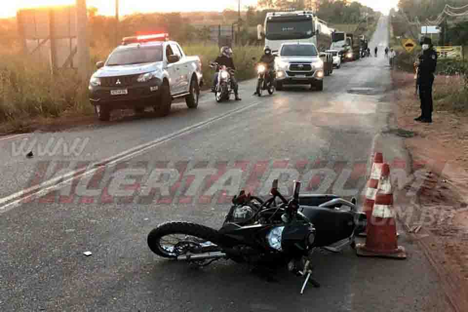 Motociclista é arremessado para baixo de carreta após ser atingido por carro