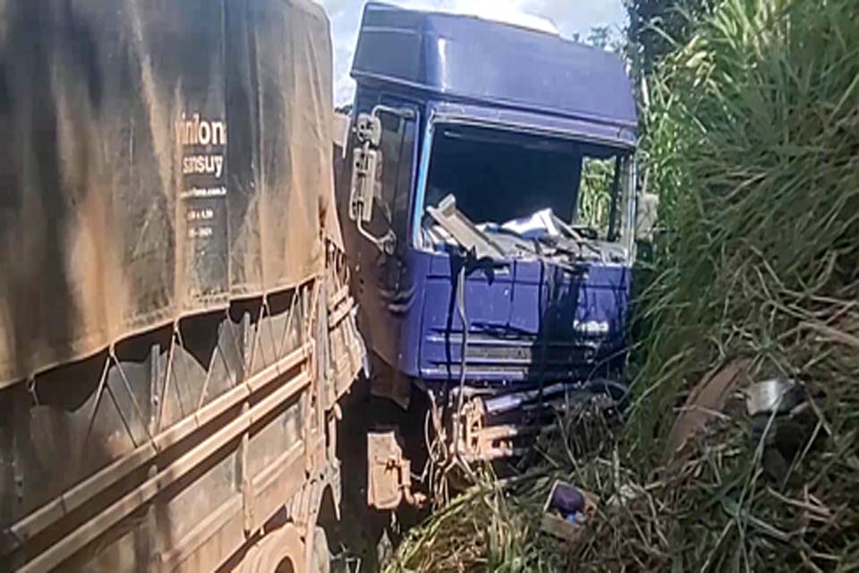 Caminhoneiro fica ferido após colidir em barranco na BR-364