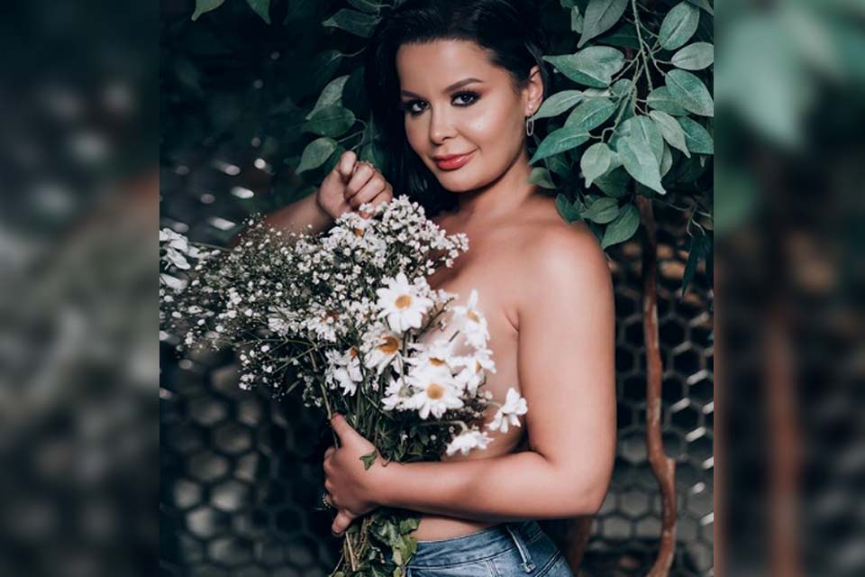 Maraisa faz foto sexy com buquê de flores e agita web com rima divertida: 'Maravilhosa'