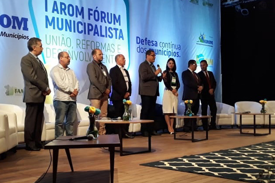 Cirone Deiró defende novo pacto federativo durante encontro dos prefeitos, em Cacoal