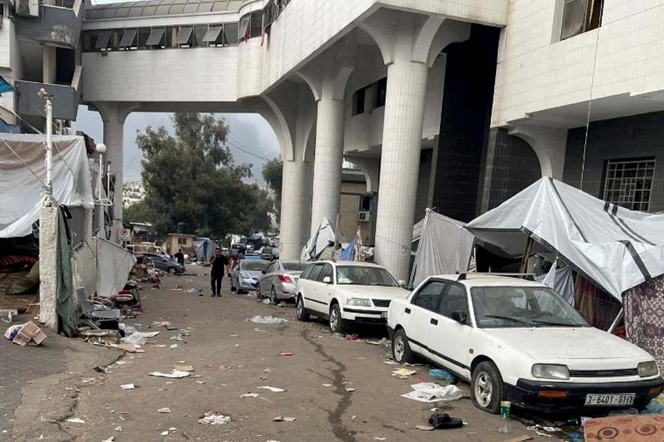 Hospital é evacuado e ajuda alimentar não chega em Gaza