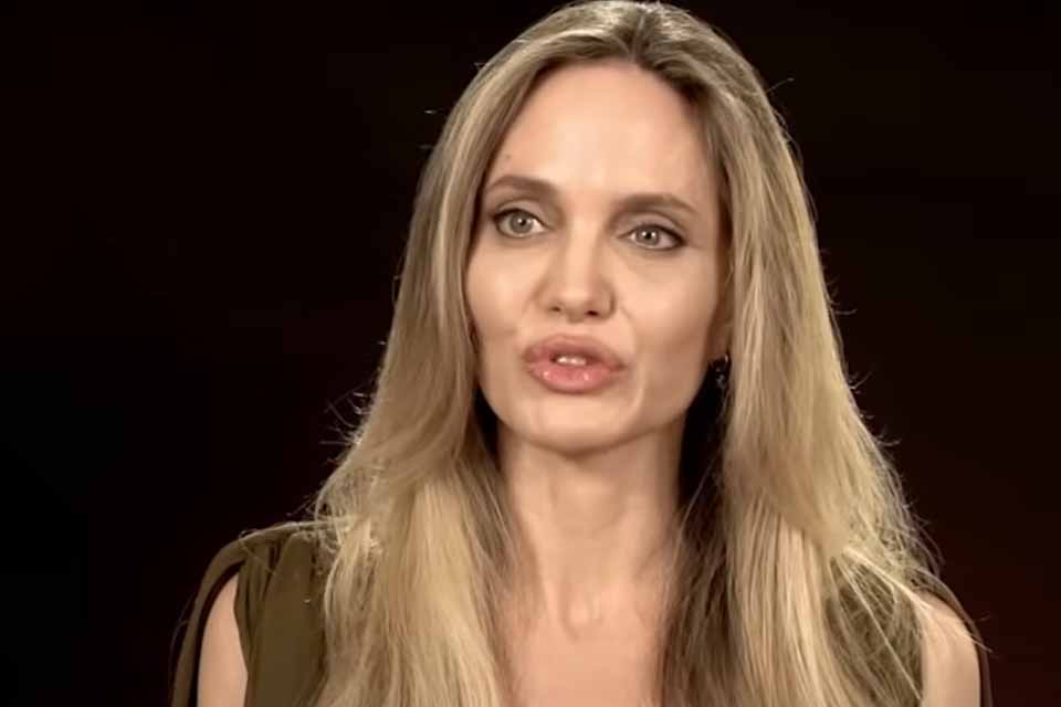 Angelina Jolie está vendendo joias e Ferrari para pagar contas, diz site