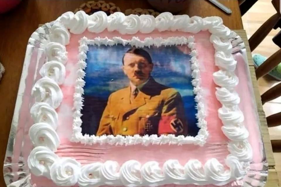 Polícia investiga jovem que usou foto de Hitler em bolo de aniversário em Pelotas