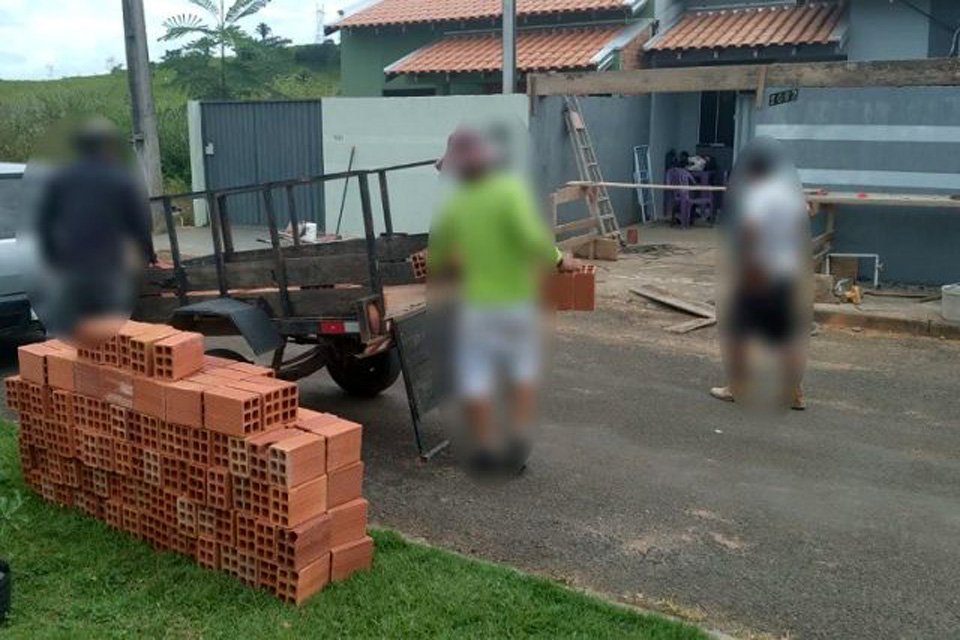 Homem furta tijolos de obra de vizinho e acaba preso em Jaru