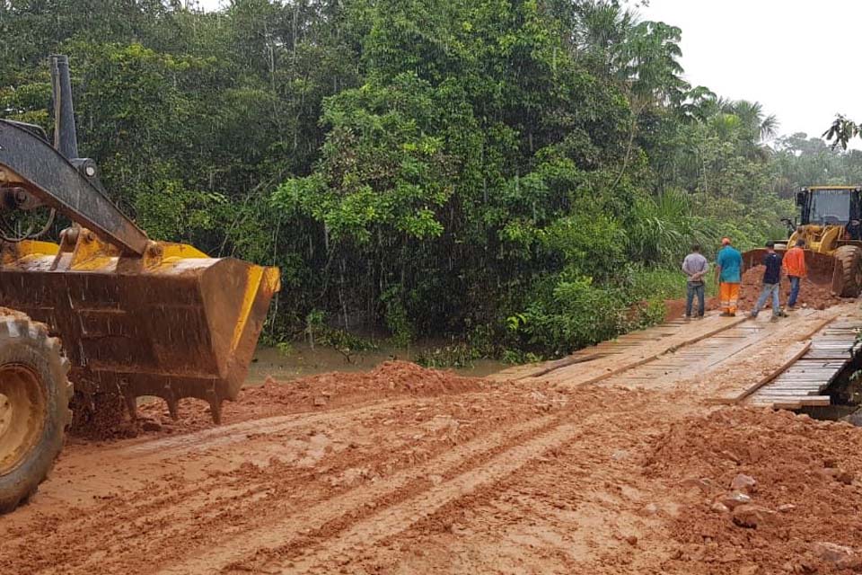 DER realiza serviços emergenciais em ponte sobre rio na RO-133