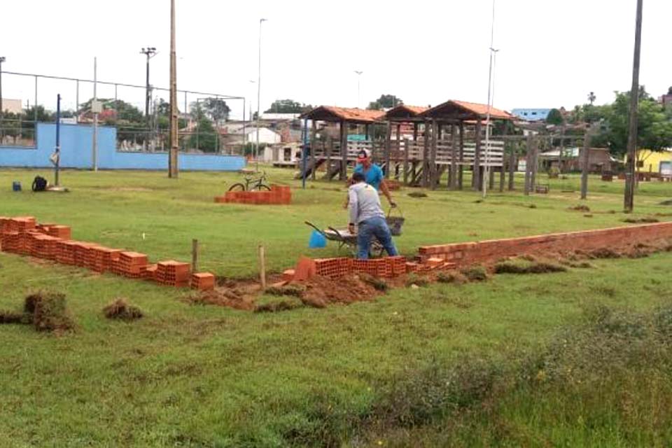 Prefeitura  trabalha na reconstrução da quadra de areia da praça da baixada