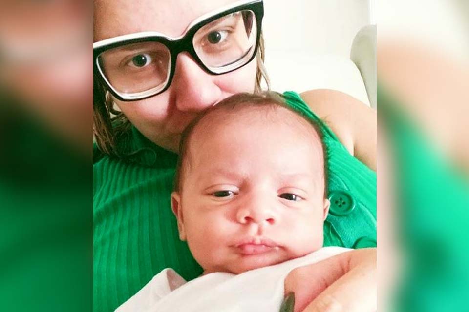 Marília Mendonça faz selfie com o filho: 'Open bar de leite'