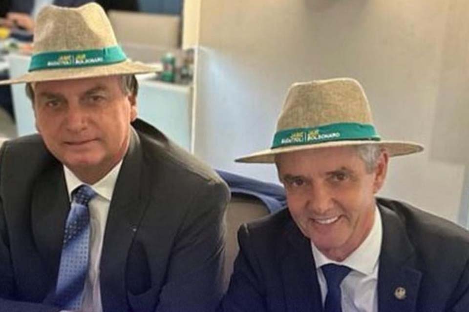 Após Bolsonaro se tornar inelegível, Bagattoli se limita a postar foto com ex-presidente e frases sobre fé