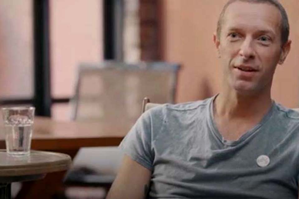 Chris Martin, do Coldplay, diz que era 'muito homofóbico' e que tinha medo de ser gay