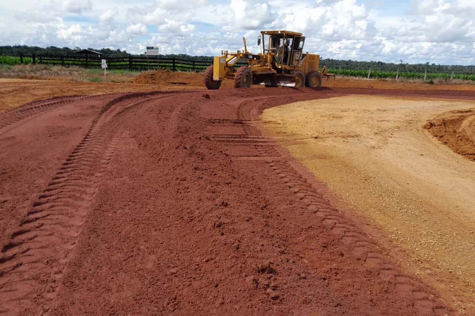 DER executa encascalhamento e limpeza da vegetação lateral na Rodovia-140