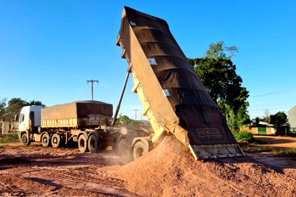 Governo entrega mais de seis mil toneladas de calcário para 190 produtores de leite de Rondônia