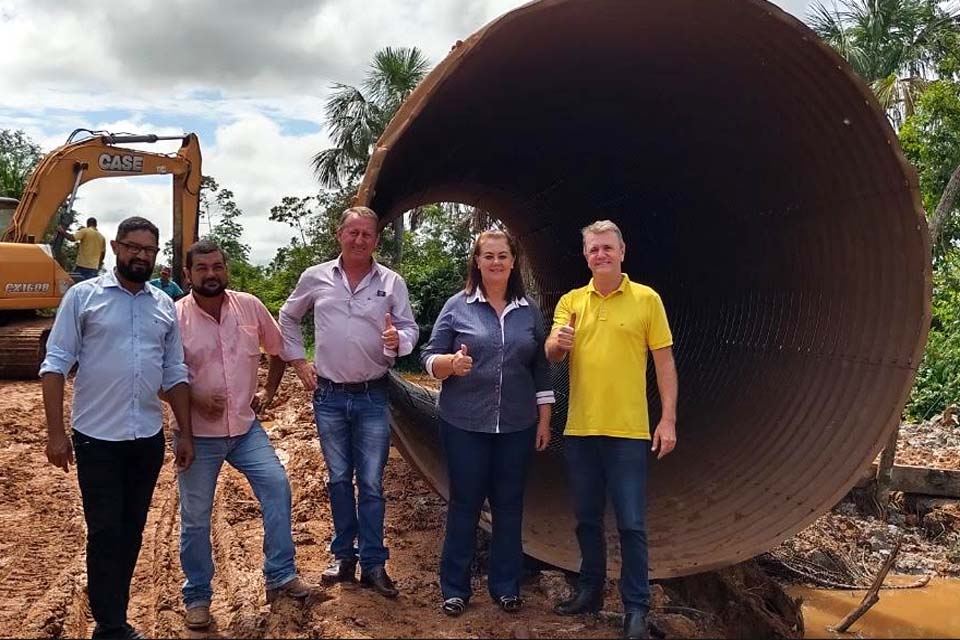 DER atende pedido do deputado Luizinho Goebel na liberação de tubo armco para substituir ponte de madeira na linha 8