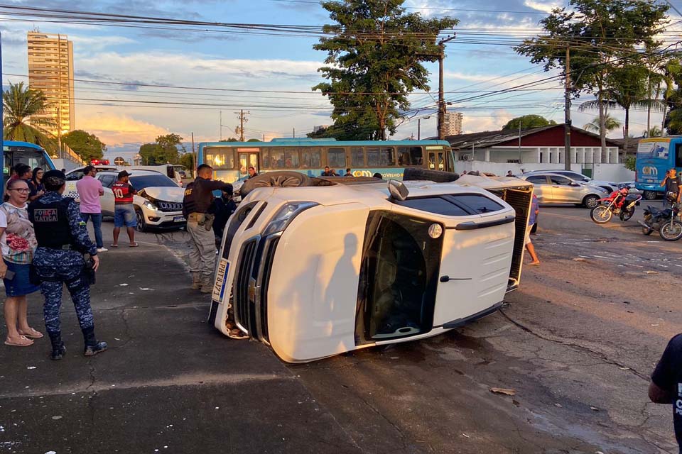 Adolescente capota caminhonete roubada durante fuga da PRF e PM