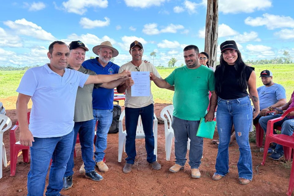 Deputado Pedro Fernandes e vereador Alécio Fernandes entregam implementos agrícolas para fortalecer a produção rural em Cujubim