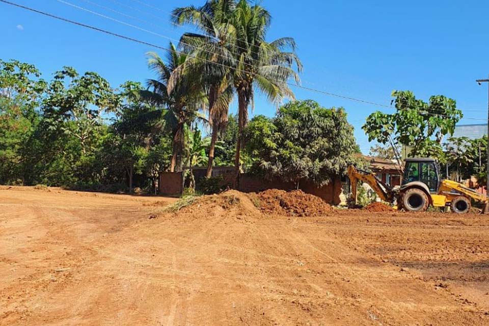 Com recurso próprio prefeitura trabalha para pavimentar galeria sobre o Rio Mororó no trecho entre as ruas Princesa Isabel e Minas Gerais no setor 06