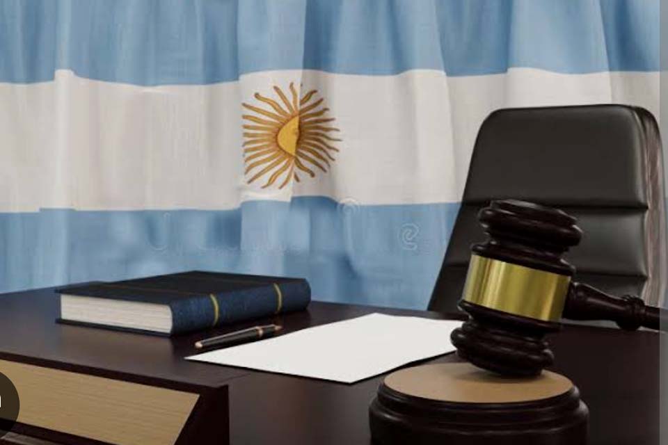 Argentina: Justiça condena 10 à prisão perpétua por crimes na ditadura
