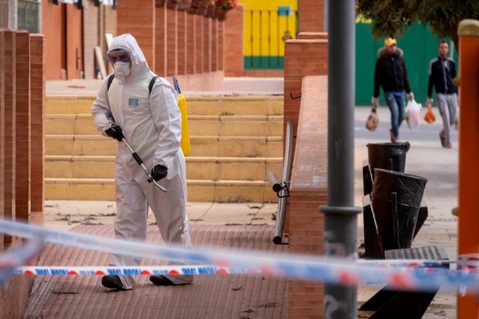 Com mais de mil mortos por Covid-19, Espanha fecha hotéis