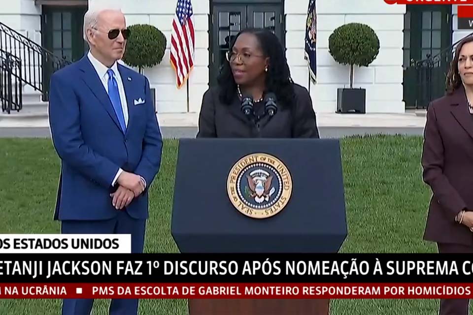 Ketanji Brown toma posse como primeira juíza negra da Suprema Corte dos EUA