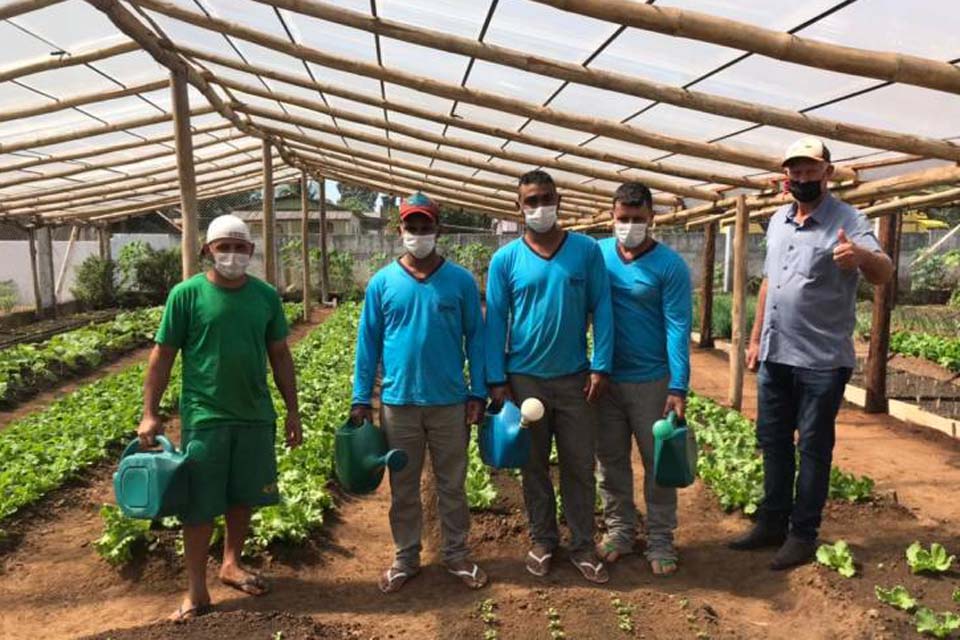 Secretário de Agricultura visita projeto de horta em cadeia pública do municípío