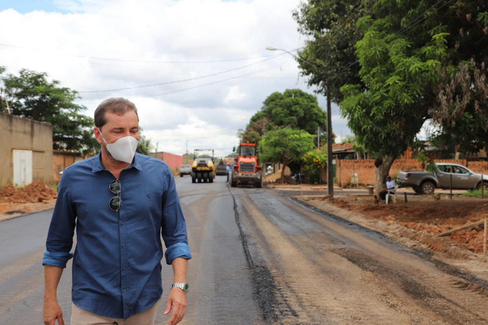 Prefeito Hildon Chaves acompanha serviços de asfaltamento no bairro Flamboyant