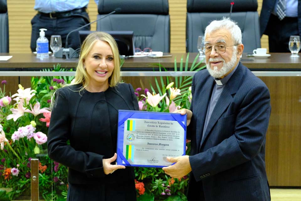 Padre Enzo, da Associação São Tiago Maior, recebe título de Cidadão Honorário pela Assembleia Legislativa