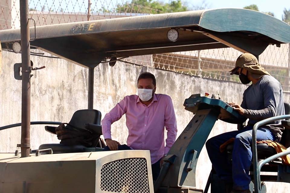 Prefeito Hildon Chaves acompanha execução de obras de asfaltamento no bairro Costa e Silva