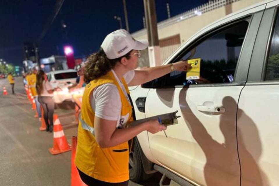 “Paradas Educativas” orientam condutores sobre comportamentos seguros no trânsito, em Porto Velho