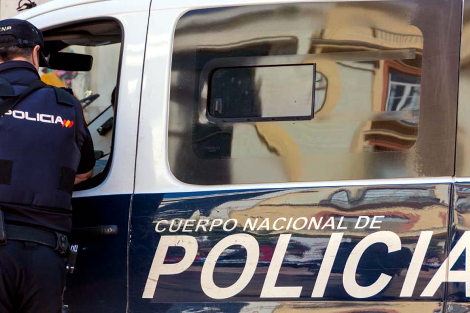 Homem rouba 147 sinais de trânsito e provoca caos em prova de ciclismo