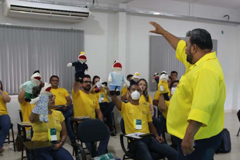 Servidores do Detran aprendem a manipular fantoches em Encontro Pedagógico de Ouro Preto do Oeste