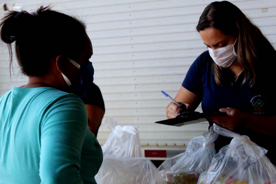 Secretaria Municipal de Educação inicia distribuição de 200 cestas básicas para alunos em dificuldades