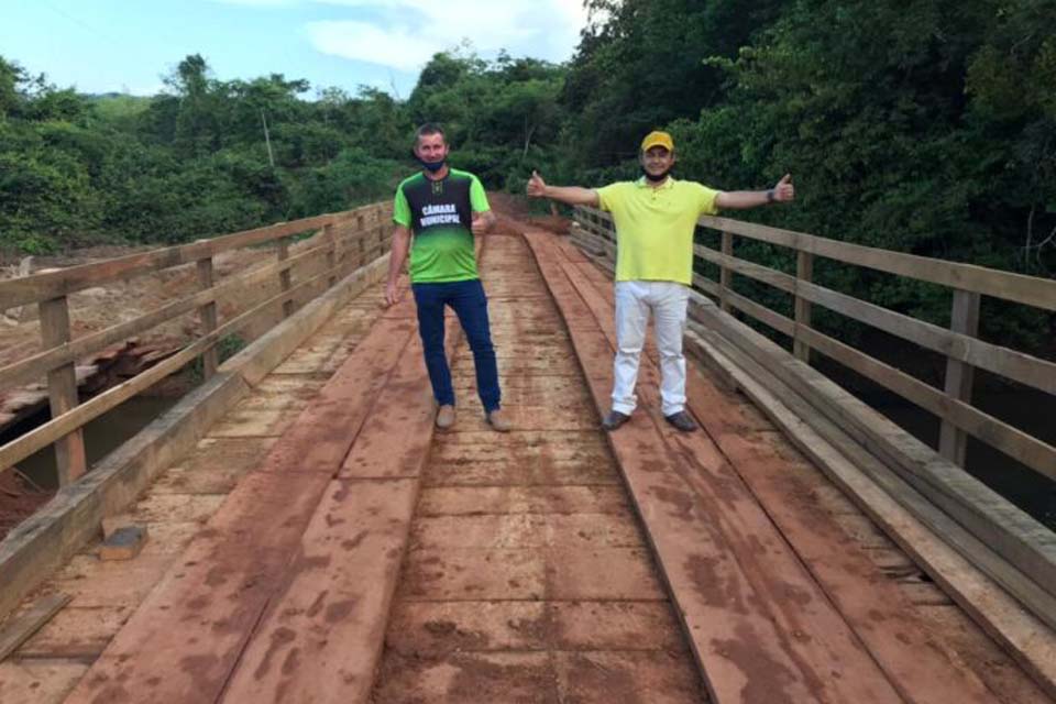 Administração concluiu a ponte nova na Linha 14 de Abril sobre o Rio Ribeirão