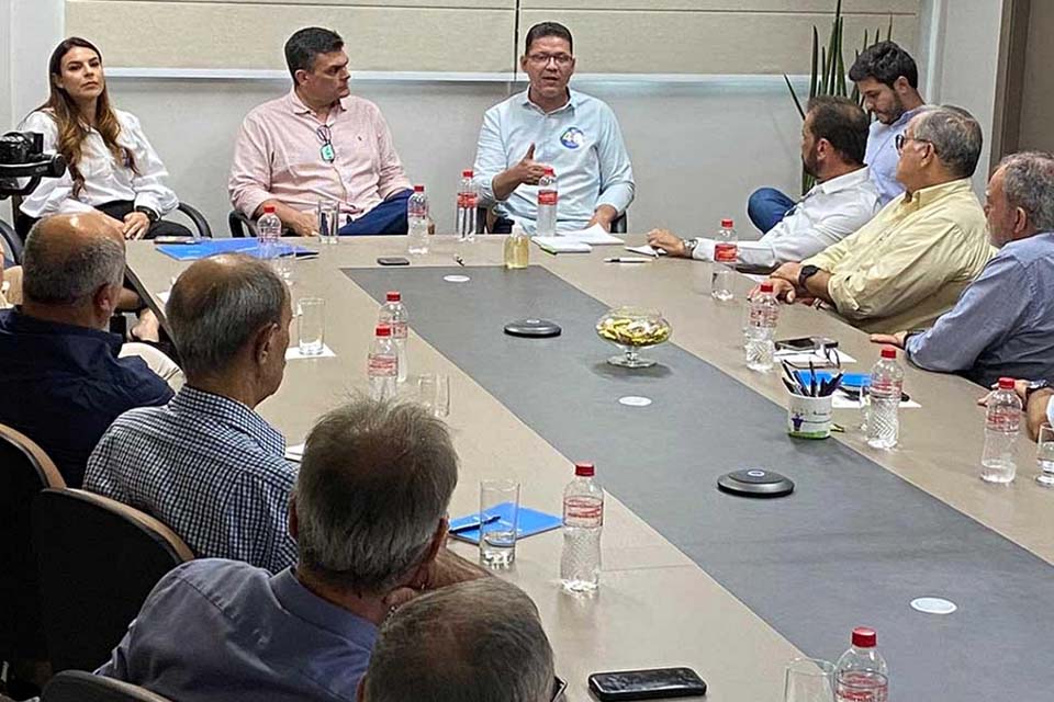 Alinhamento com municípios e desenvolvimento de indústrias pontuados em reunião entre Fiero e coronel Marcos Rocha