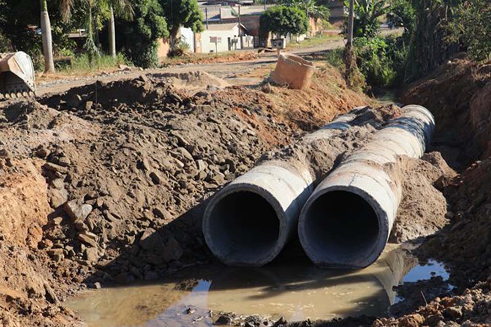 Prefeitura de Ji-Paraná amplia rede de drenagem na rua Plácido de Castro