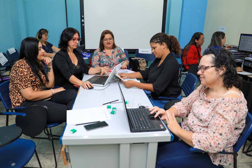 Semed realiza correção de portfólios dos estudantes com deficiência