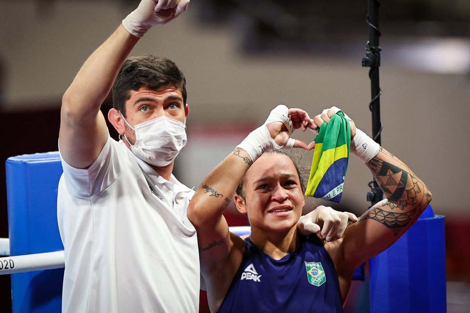 Bia Ferreira volta a vencer e avança às quartas do Mundial de Boxe