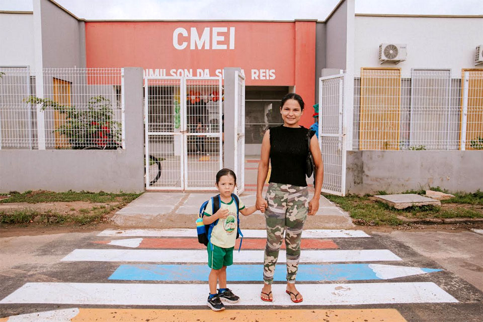 AMT instala faixas temáticas próximas a escolas e unidades de saúde em Ji-Paraná