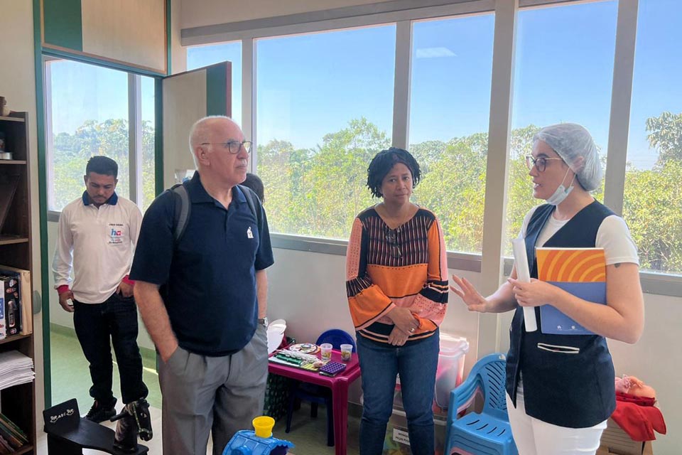 Deputada Sílvia Cristina recepciona o presidente do Instituto Ronald McDonald e faz visitas a instituições