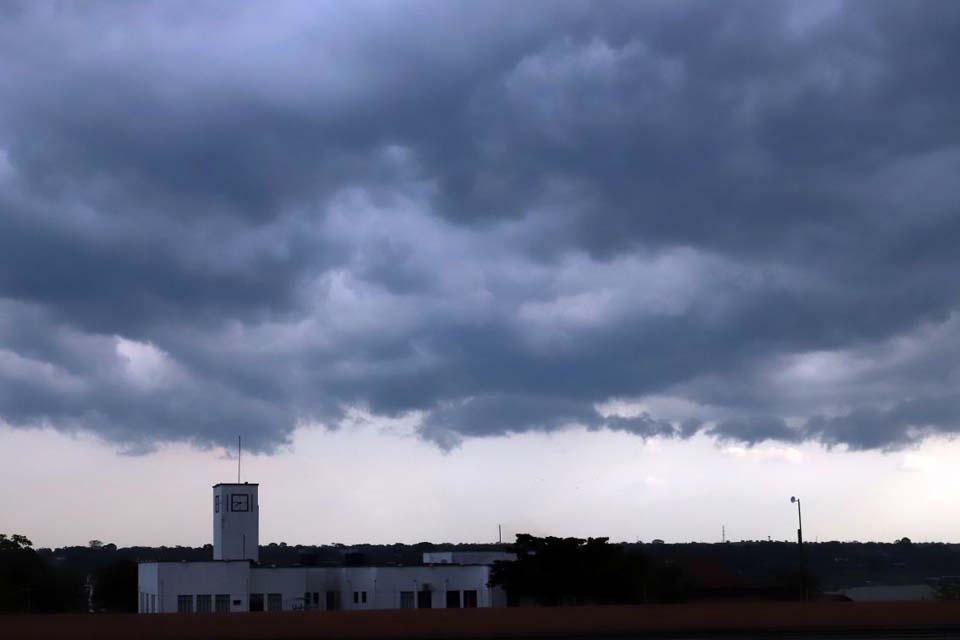 Defesa Civil Municipal em Porto Velho orienta população para evitar acidentes durante as tempestades