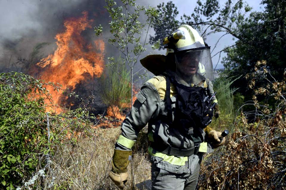 Espanha afirma que incêndio que assola leste do país foi contido